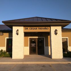 Negocio Dr. Cesar Trevino, St Joseph Oms (Clinicas dentales en Laredo)