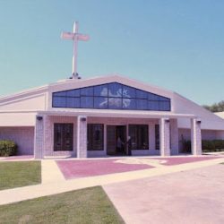 Negocio Iglesia Catolica (Iglesias cristianas en Laredo)